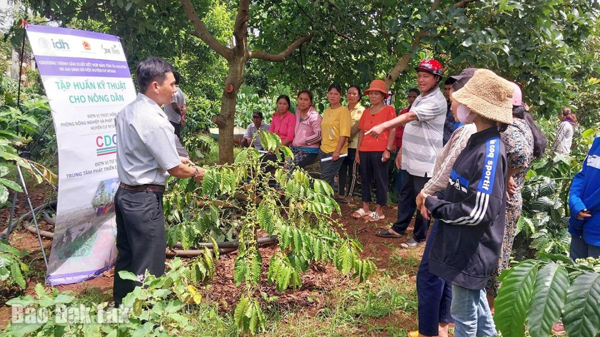 Cùng nông dân thay đổi thói quen canh tác